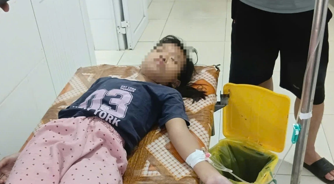 Nghi ngộ độc sau ăn bánh mì, hơn 20 người nhập viện cấp cứu