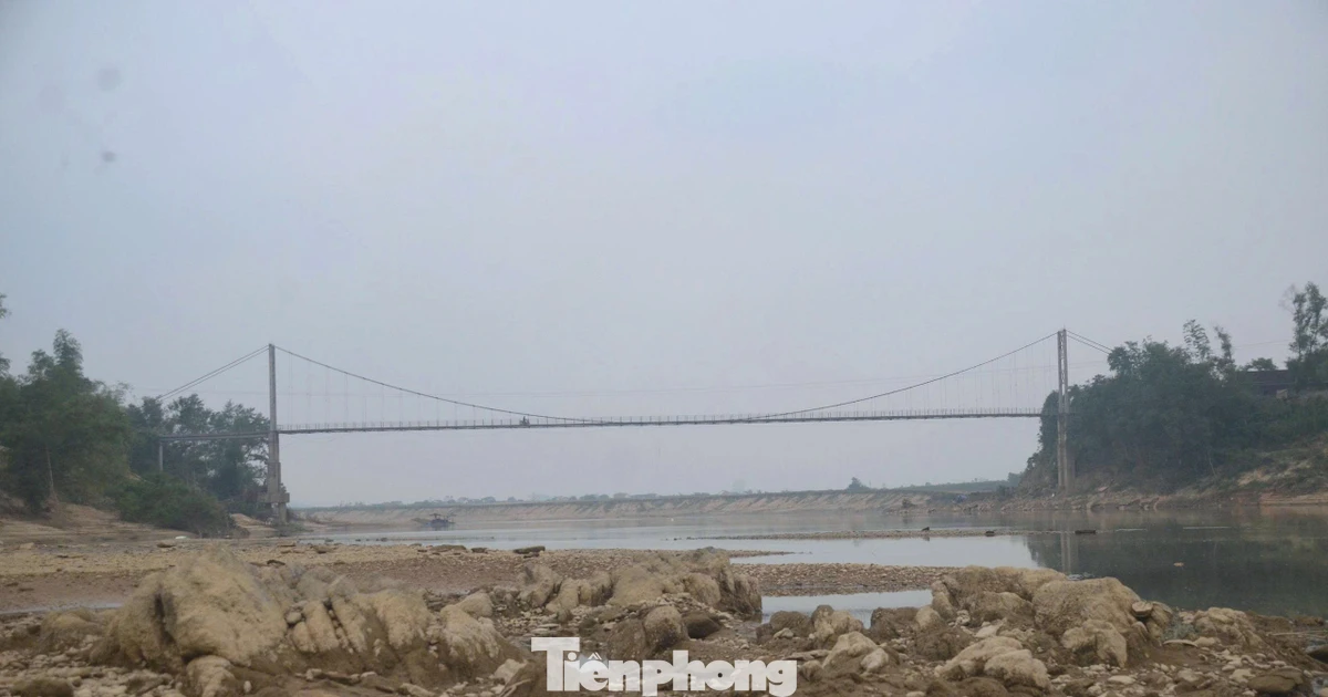 Nghệ An: Mực nước sông Con xuống thấp, nhiều trụ cầu trơ móng