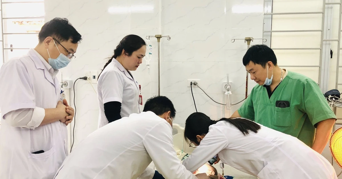 Cứu sống bé trai 27 tháng tuổi hóc hạt nhãn