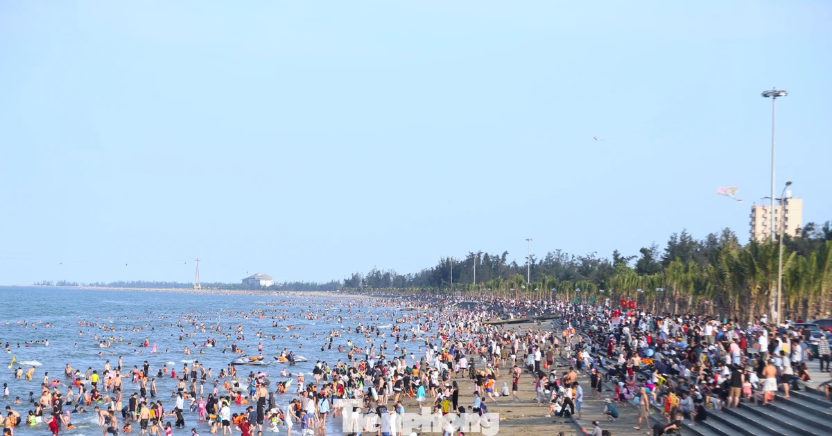 Các bãi biển đông nghịt người, nhìn thôi đã... ngộp