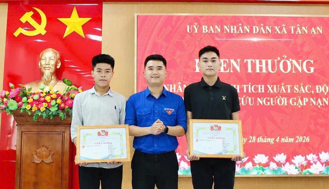 Khen thưởng hai nam sinh dũng cảm cứu nữ sinh nhảy cầu