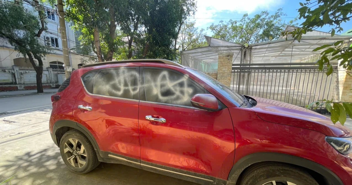 Loạt ô tô bị xịt sơn trắng lên kính khi đỗ trong ngõ ở Nghệ An