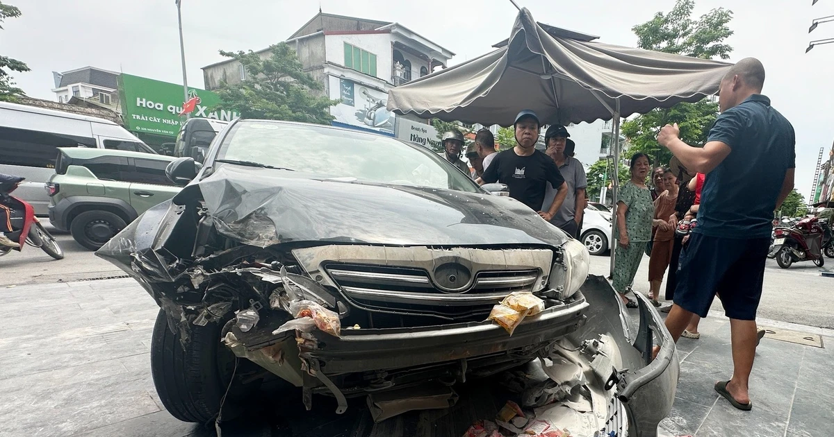 Ô tô lao lên vỉa hè, tông cửa hàng tạp hóa rồi bốc cháy ở Nghệ An