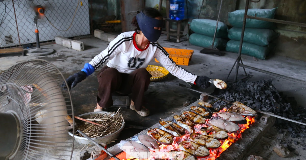 Khom lưng nướng cá cả ngày lẫn đêm cận Tết