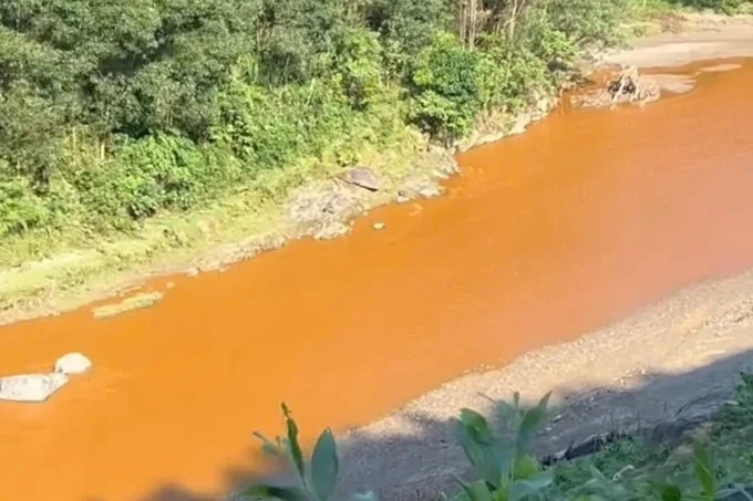 Nước suối Nậm Huống bất ngờ đổi màu