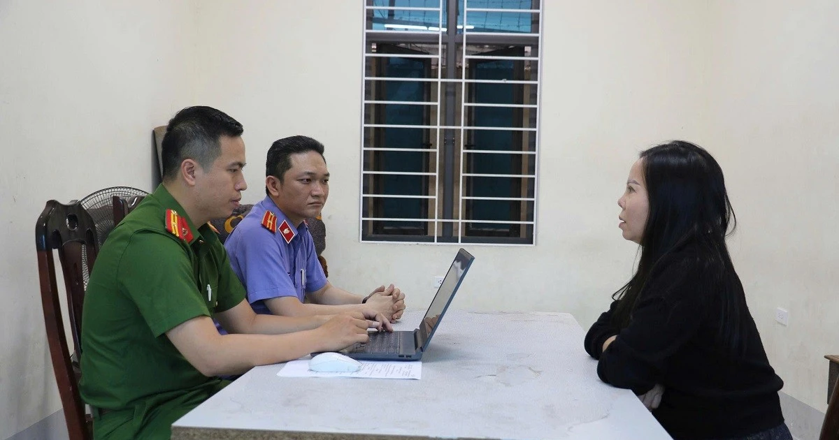 Khởi tố 3 đối tượng ném chất bẩn vào cửa hàng quần áo để “dằn mặt”