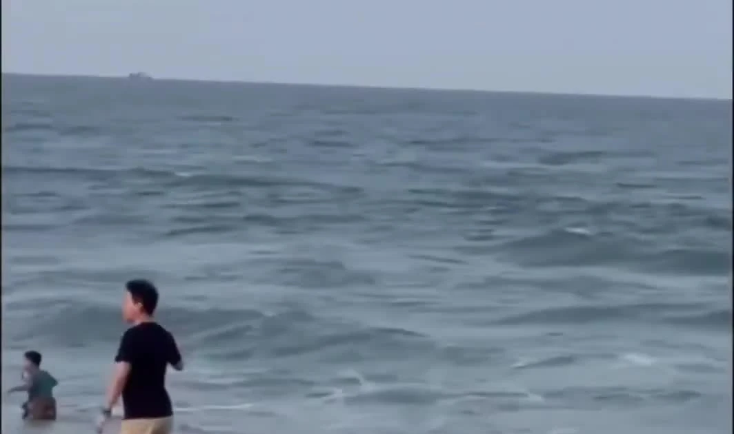 Lao mình giữa sóng lớn cứu du khách bị chuột rút khi tắm biển Cửa Lò