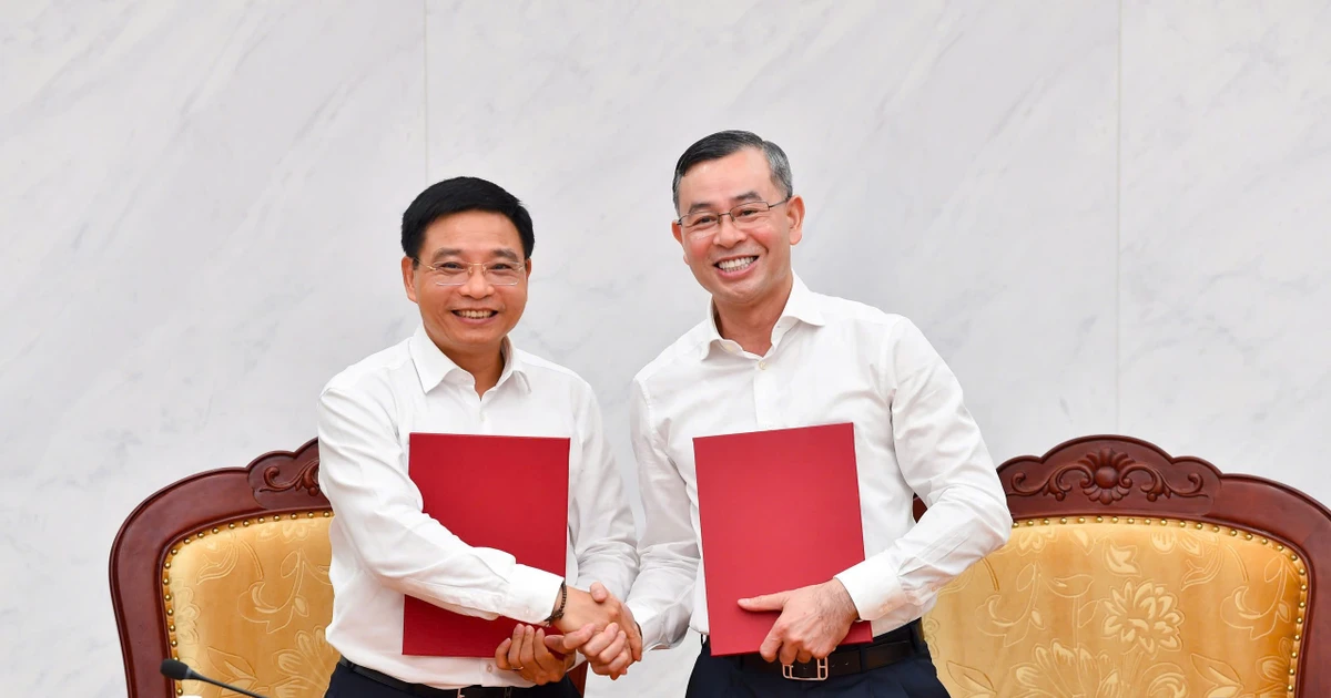 Phó Thủ tướng Nguyễn Văn Thắng và Bộ trưởng Tài chính Ngô Văn Tuấn bàn giao công tác