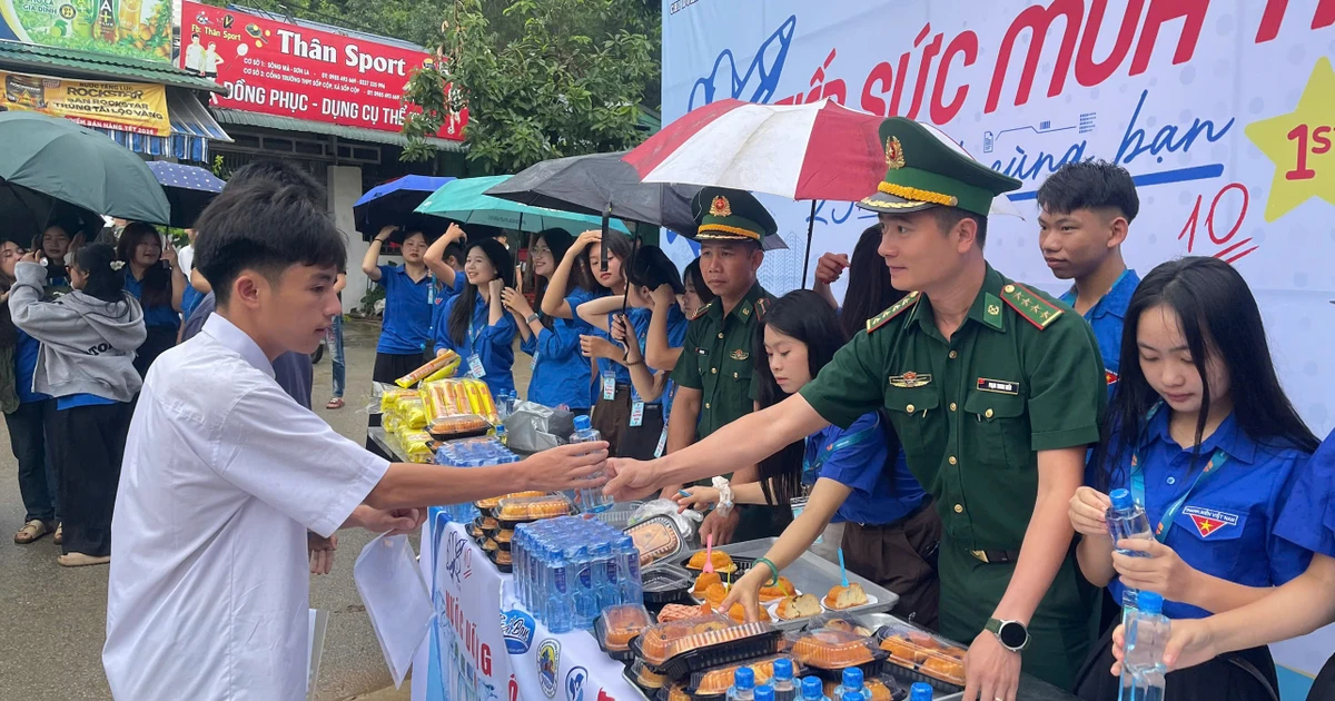 Đoàn viên, thanh niên Sơn La làm xe ôm, nấu cơm, phát sữa tiếp sức sĩ tử
