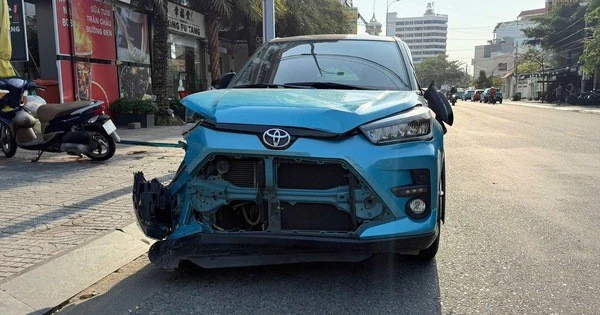 CLIP: Ô tô leo vỉa hè tông 5 xe máy, húc văng người đàn ông nước ngoài ở Vũng Tàu