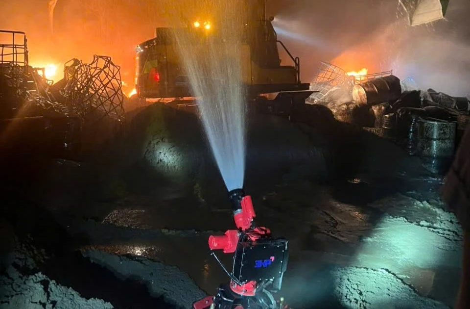 Hà Nội: Cảnh sát huy động 2 robot chữa cháy bãi chứa dầu thải ở Đông Anh