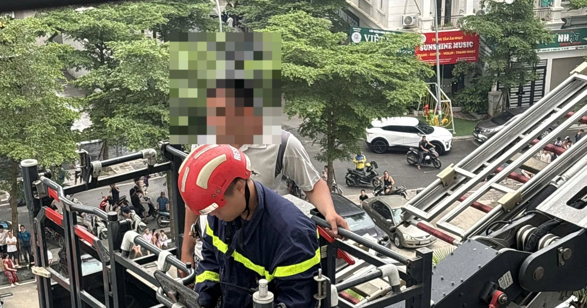 Hà Nội: Cảnh sát giải cứu người đàn ông có ý định dại dột ở tầng 5 chung cư