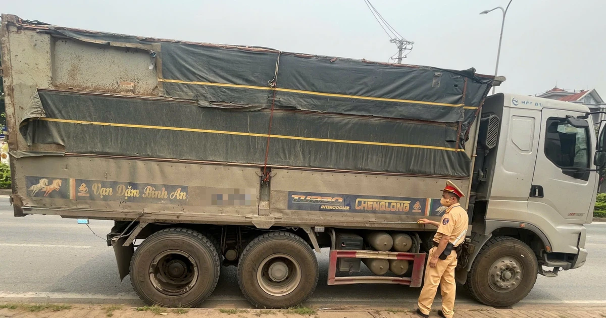 Cảnh sát giao thông Hà Nội xử lý hơn 900 xe tải vi phạm trong 12 ngày