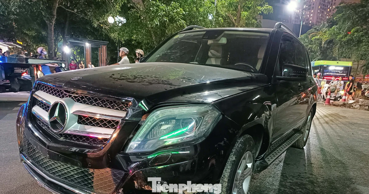 Ô tô Mercedes GLK 250 đâm liên hoàn nhiều xe máy trong khu đô thị ở Hà Nội