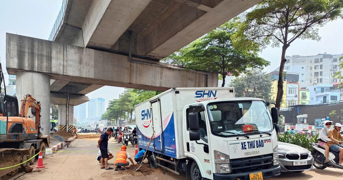 Hà Nội: Ô tô tải mắc kẹt tại công trình thi công trên đường Nguyễn Trãi, phương tiện tham gia giao thông ùn dài