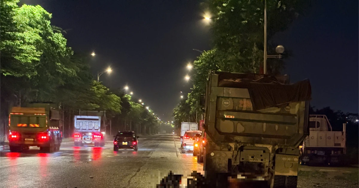Hà Nội: 2 người đi xe máy tử vong sau va chạm với xe tải
