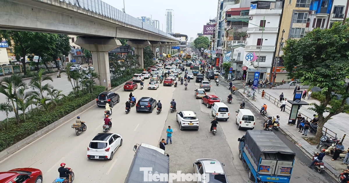 Hà Nội: Xe tải sụp 'hố tử thần' trên đường Nguyễn Trãi, giao thông ùn dài