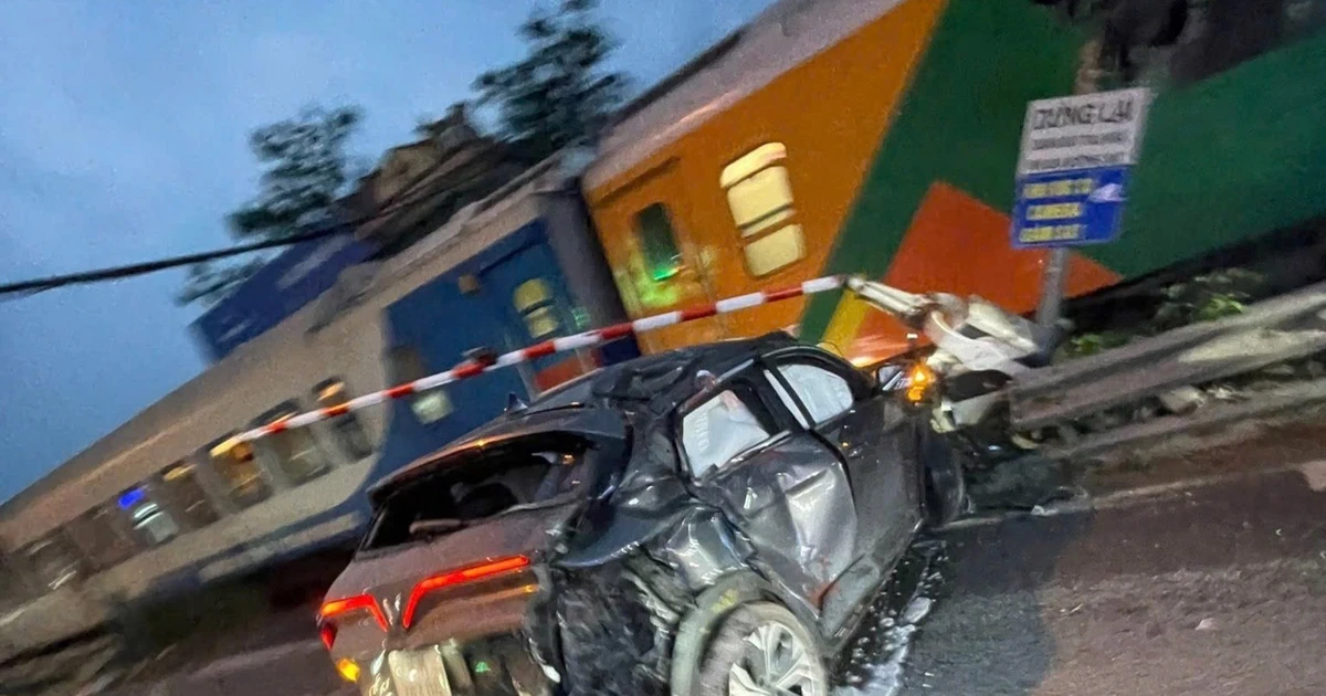 Hà Nội: Ô tô con bị tàu hỏa đâm biến dạng