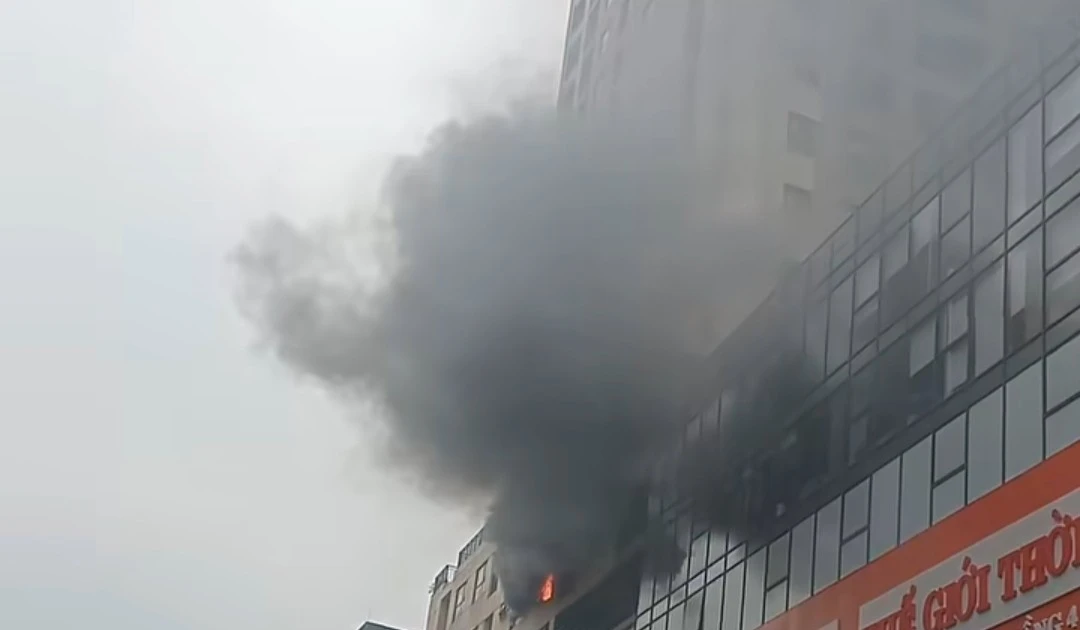 Hà Nội: Cháy chung cư phố Vương Thừa Vũ, người dân tháo chạy từ tầng 19