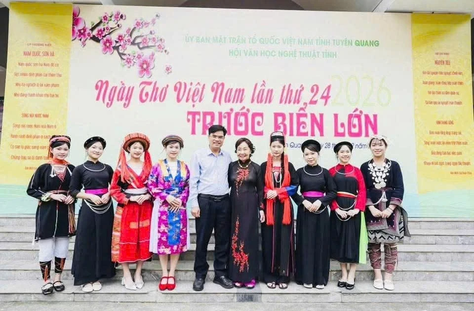 Thi nhân vượt lên 'nỗi đời cay cực'