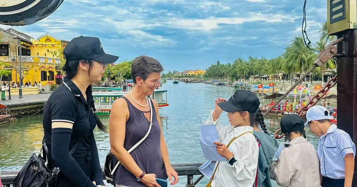 Hướng dẫn viên nhí kể chuyện Hội An