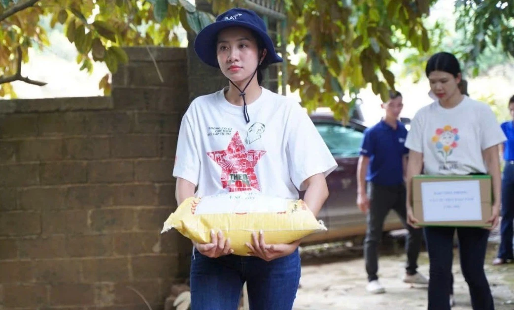 Hoa hậu, người đẹp chia sẻ với đồng bào vùng lũ