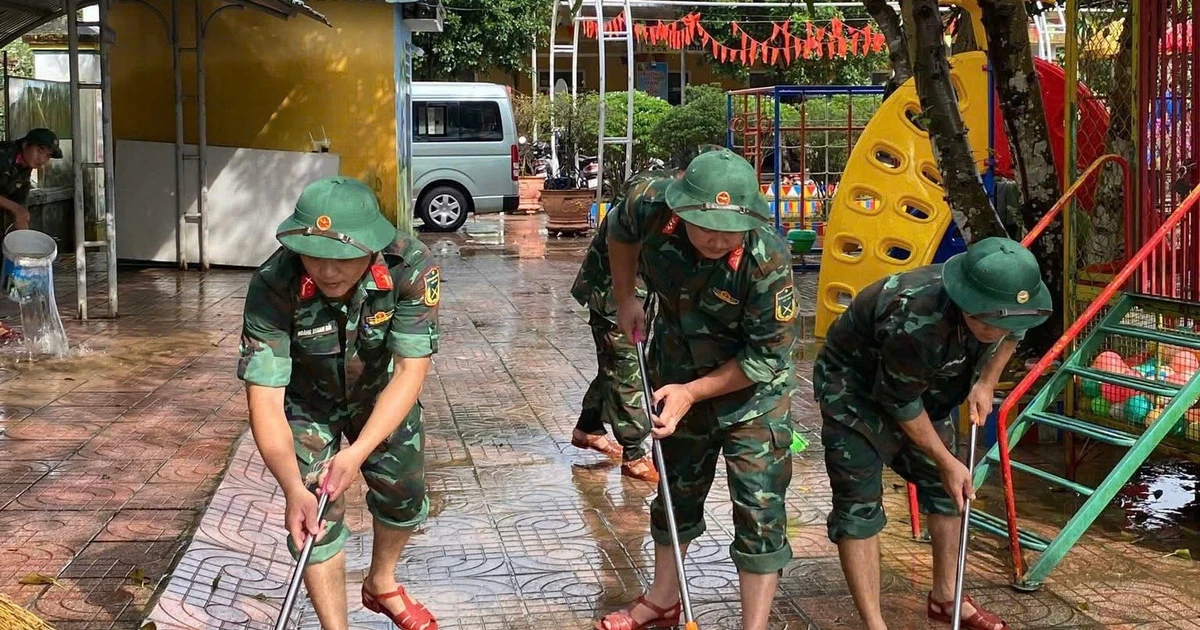 Bộ đội giúp dân khắc phục hậu quả mưa lũ