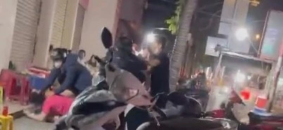 [Clip] Mâu thuẫn mua bán, cô gái bị người đàn ông đánh đập dã man trên đường