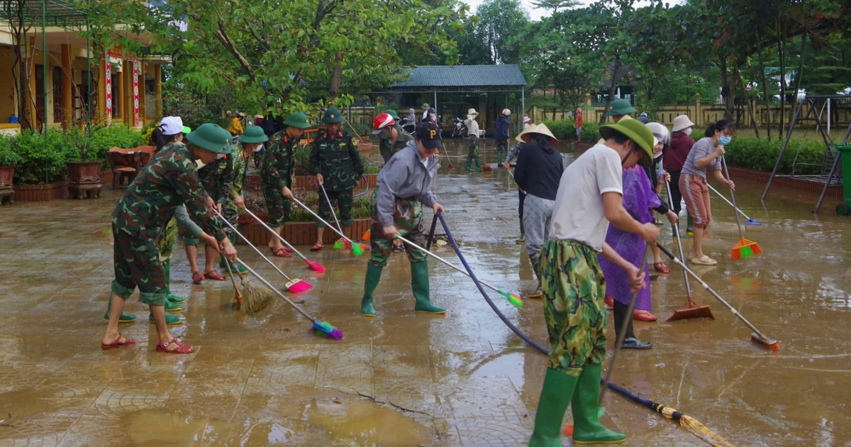 Bộ đội hành quân về vùng 'rốn lũ' Lệ Thủy giúp dân khắc phục hậu quả mưa lũ