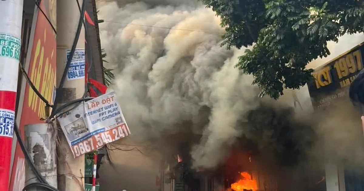 Hà Nội: Cơ sở thu mua phế liệu bốc cháy dữ dội, lan sang 2 nhà liền kề