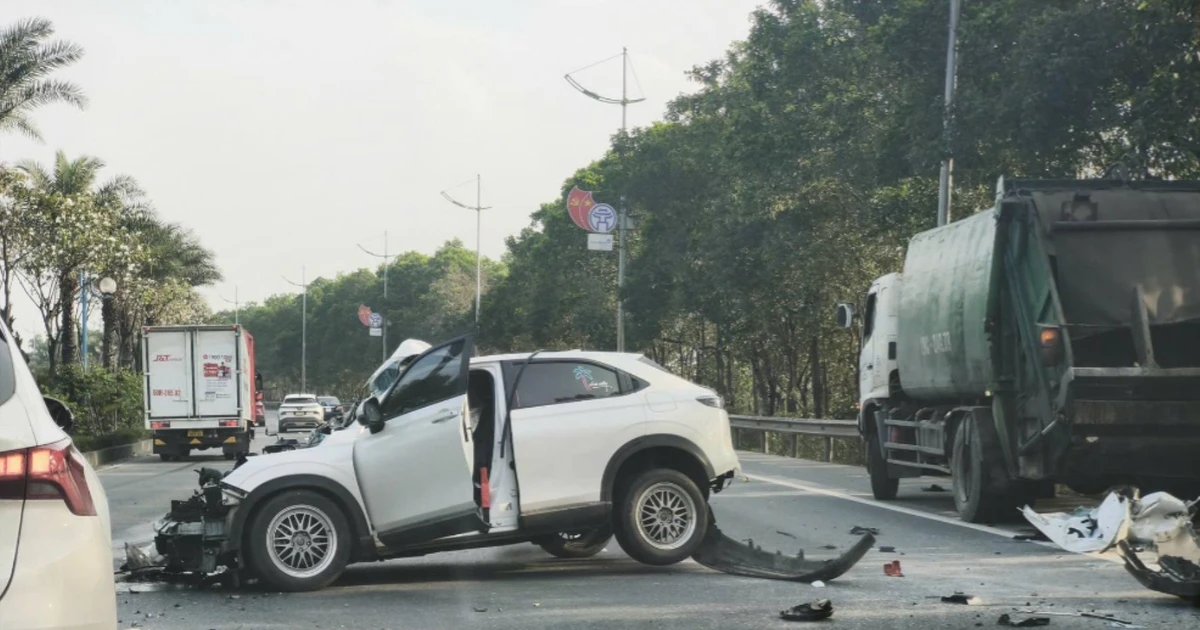 Hà Nội: Ô tô con va chạm xe chở rác, 1 người bị thương