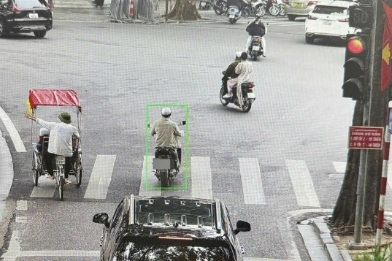 Hà Nội: Camera AI phát hiện 22 tài xế vượt đèn đỏ tại một nút giao thông ngày mùng 4 Tết