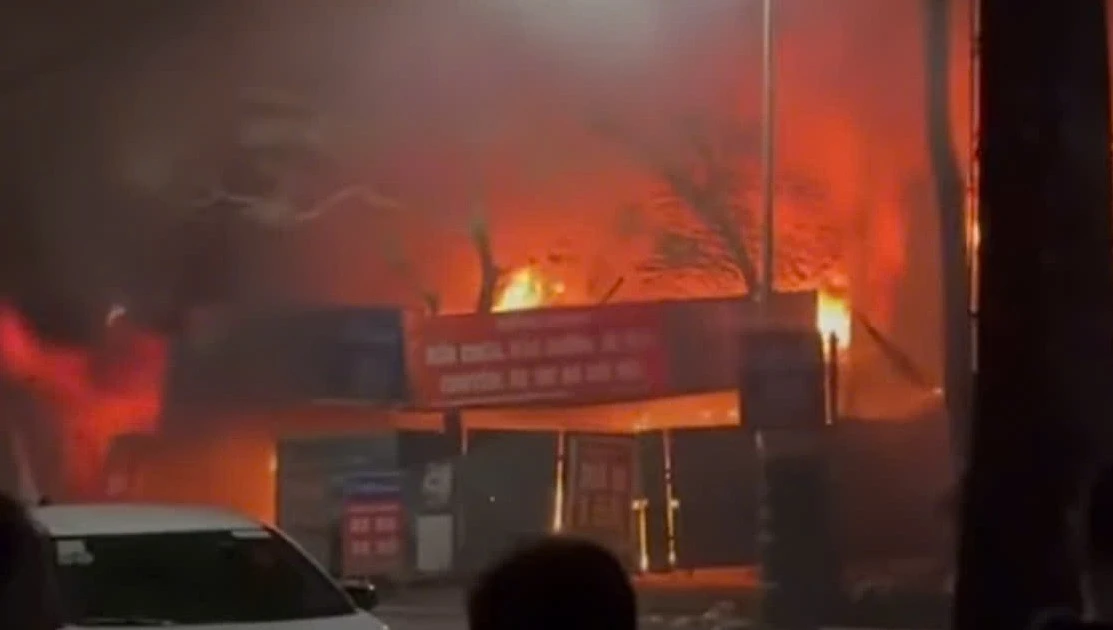 Cửa hàng sửa xe ở Hà Nội bốc cháy ngùn ngụt trong đêm