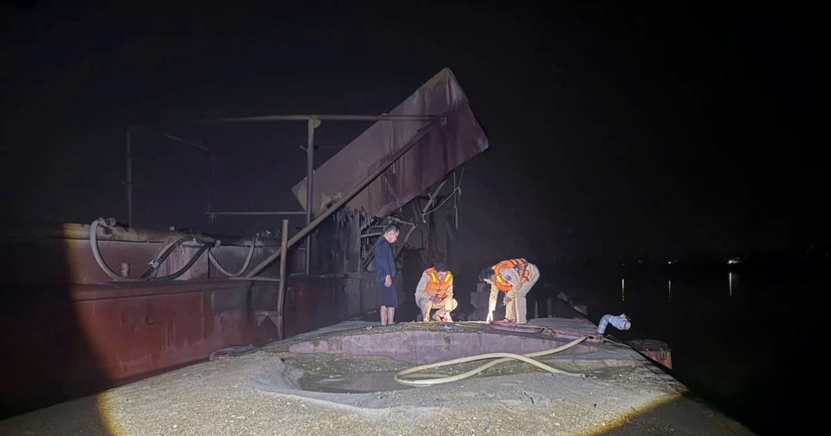 Hà Nội: Bắt giữ 2 phương tiện khai thác cát trái phép trên sông Cầu