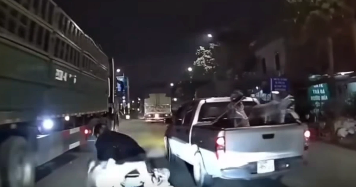 Hà Nội: 3 người đi xe máy suýt chết khi bị ô tô bán tải tạt đầu