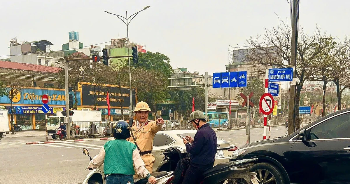 Hà Nội: Xử lý hàng chục tài xế ô tô, xe máy vượt rào chắn đường sắt