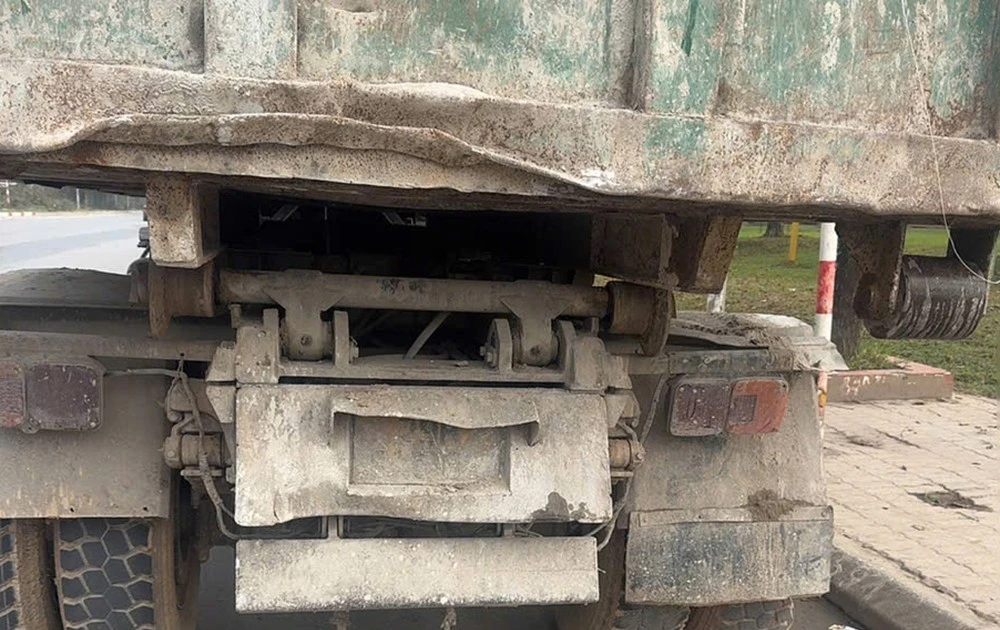 Hàng loạt tài xế bị xử phạt vì để biển số bị bùn đất che lấp