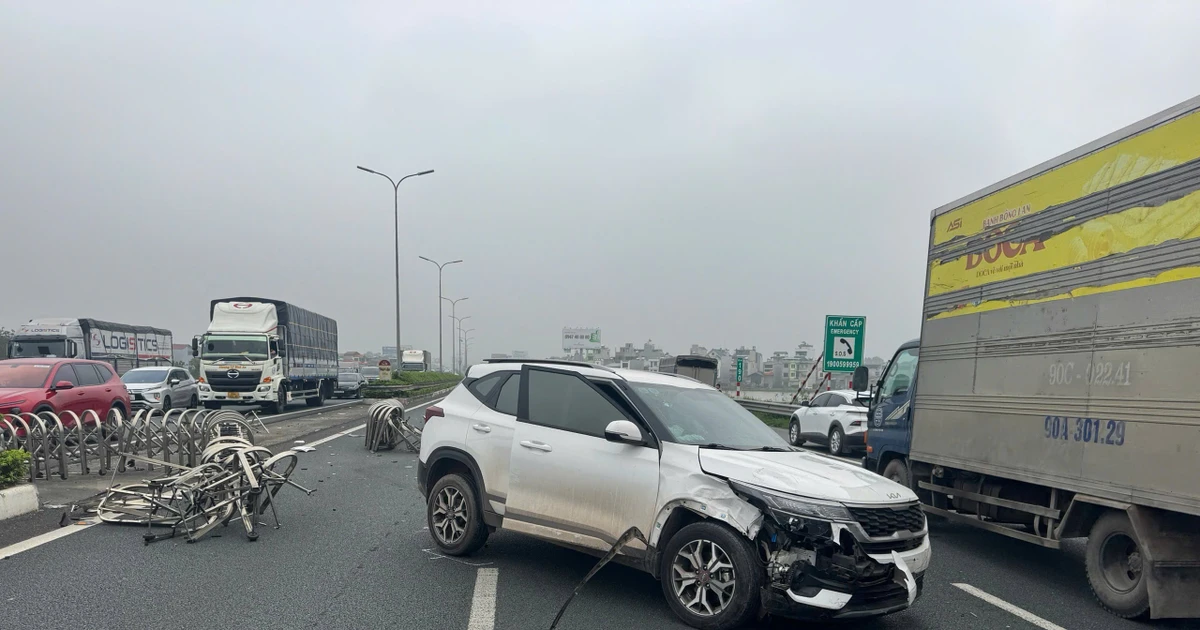 Bốn ô tô cùng chiều lao vào nhau gây ùn tắc trên cao tốc Pháp Vân- Cầu Giẽ