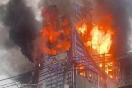 Hà Nội: Biển quảng cáo cháy ngùn ngụt ở nhà dân trên đường Trần Cung