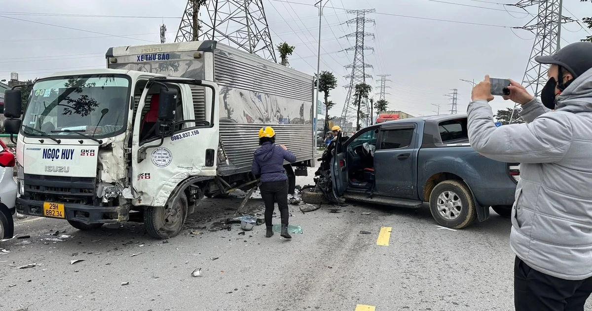 Hà Nội: Ô tô bán tải biến dạng sau va chạm liên hoàn