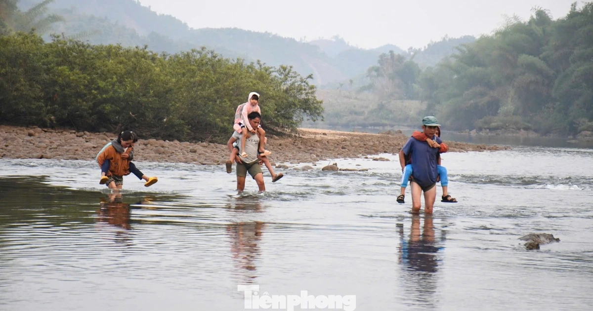 Cận cảnh học trò vùng cao bám lưng cha mẹ vượt sông đến trường