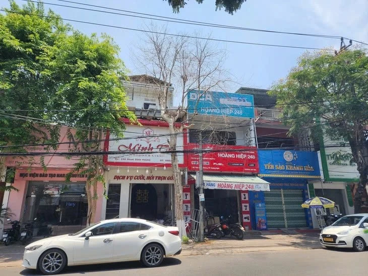 Vì sao hàng loạt cây xanh giữa tuyến phố sầm uất ở Quảng Ngãi bị bức tử?