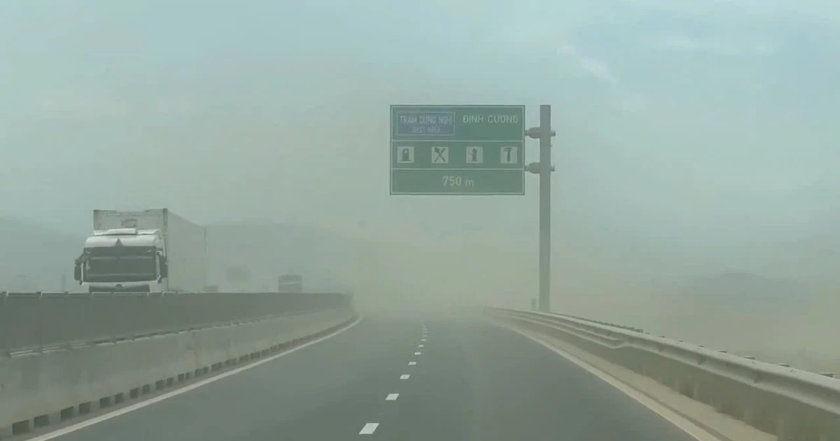 Nguyên nhân bụi mù mịt trên cao tốc Quảng Ngãi - Hoài Nhơn gây nguy hiểm cho lái xe