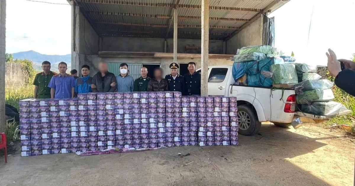 Bắt giữ xe bán tải vận chuyển hơn 2 tấn pháo lậu ở xã vùng biên tỉnh Quảng Ngãi