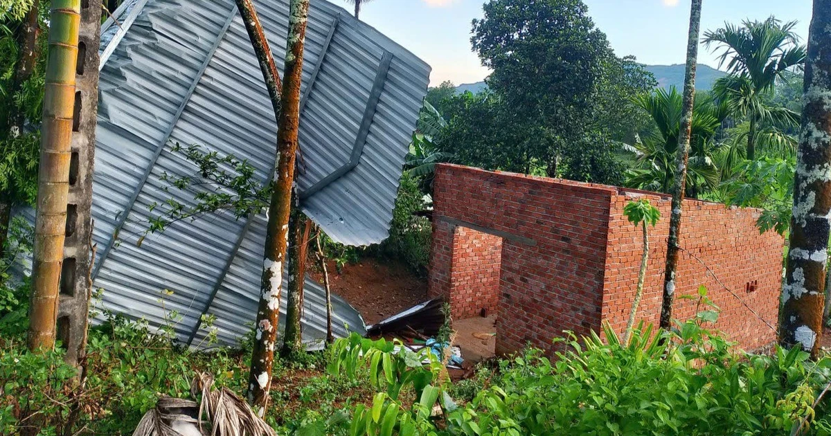 Lốc xoáy làm 70 nhà dân ở Quảng Ngãi bị tốc mái