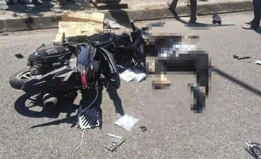 Tông trụ đèn, 2 thanh niên tử vong