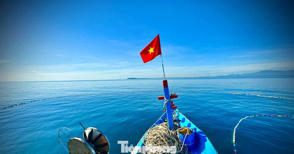 Giữa mênh mông sóng gió, cờ Tổ quốc vừa là điểm tựa, vừa là tuyên ngôn
