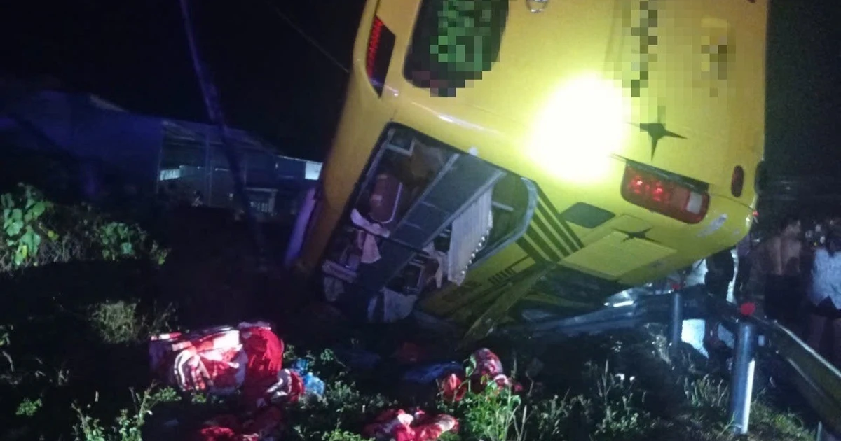 Xe khách mất lái lao xuống mương, 9 người thoát nạn