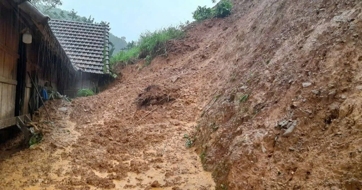 Hơn chục ngàn khối đất đá 'treo' lơ lửng trên khu dân cư