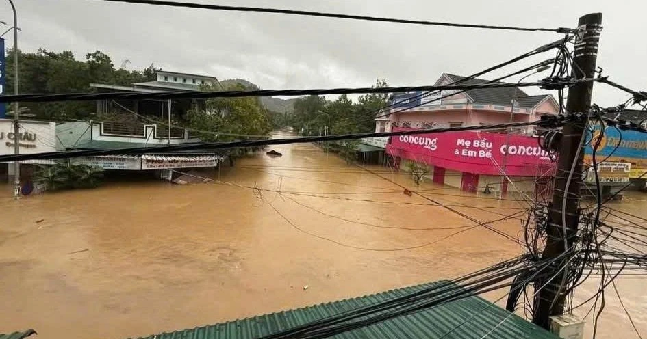 Lũ các sông ở Quảng Ngãi đang lên nhanh, nhiều nơi bằng đỉnh lũ lịch sử năm 1999